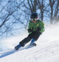 Quel âge pour commencer le ski ? Conseils et astuces pour les jeunes skieurs en herbe
